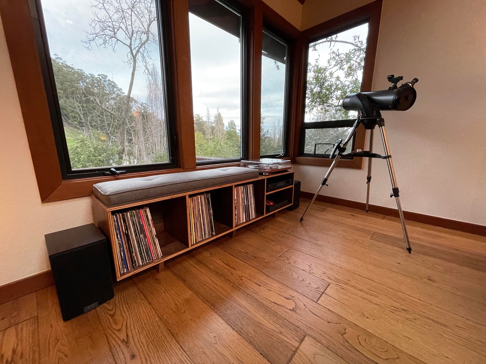 Vinyl LP Storage Bench LoFi edition with Amplifier Shelf Pete Deeble